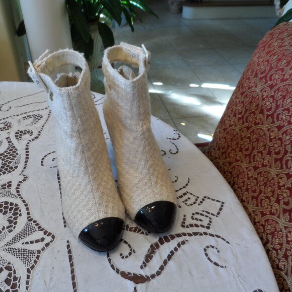 Chanel Ivory/Black Wool Tweed-Patent Leather Ankle Boots w/Buckle-Logo Size 39.5 - Picture 4 of 16